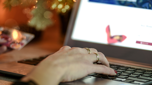 role of Artificial Intelligence (AI) in creating highly personalized online shopping experiences