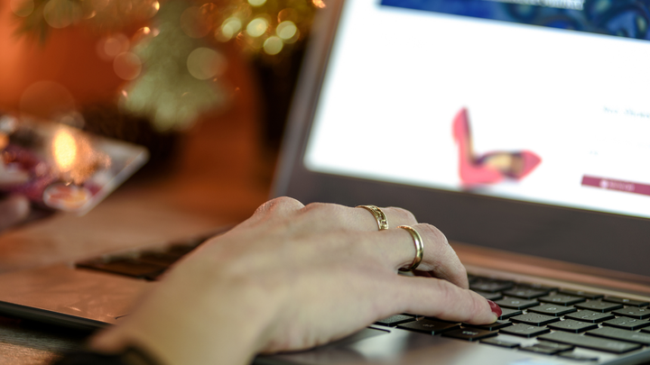 role of Artificial Intelligence (AI) in creating highly personalized online shopping experiences